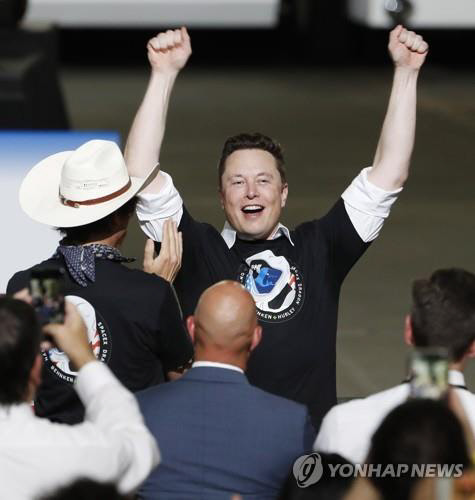 미국 민간 우주탐사업체 스페이스X의 일론 머스크 최고경영자(CEO)가 지난 5월 유인 캡슐 크루 드래건을 탑재한 팰컨9 로켓이 성공적으로 발사되자 기뻐하고 있다.    EPA 연합뉴스